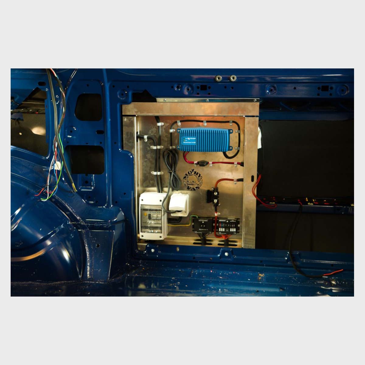 Elektrobox Einbaulösung Leerkasten VW T5-T6.1 EKT 56-1
