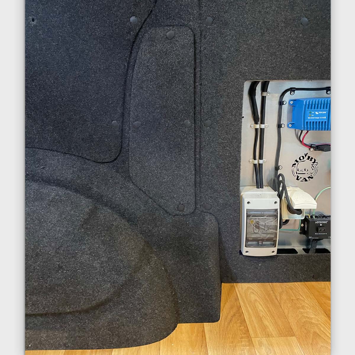 Seitenverkleidung Mittelteil links und rechts für VW T5-T6.1, robust und passgenau, neben technischem Panel montiert.