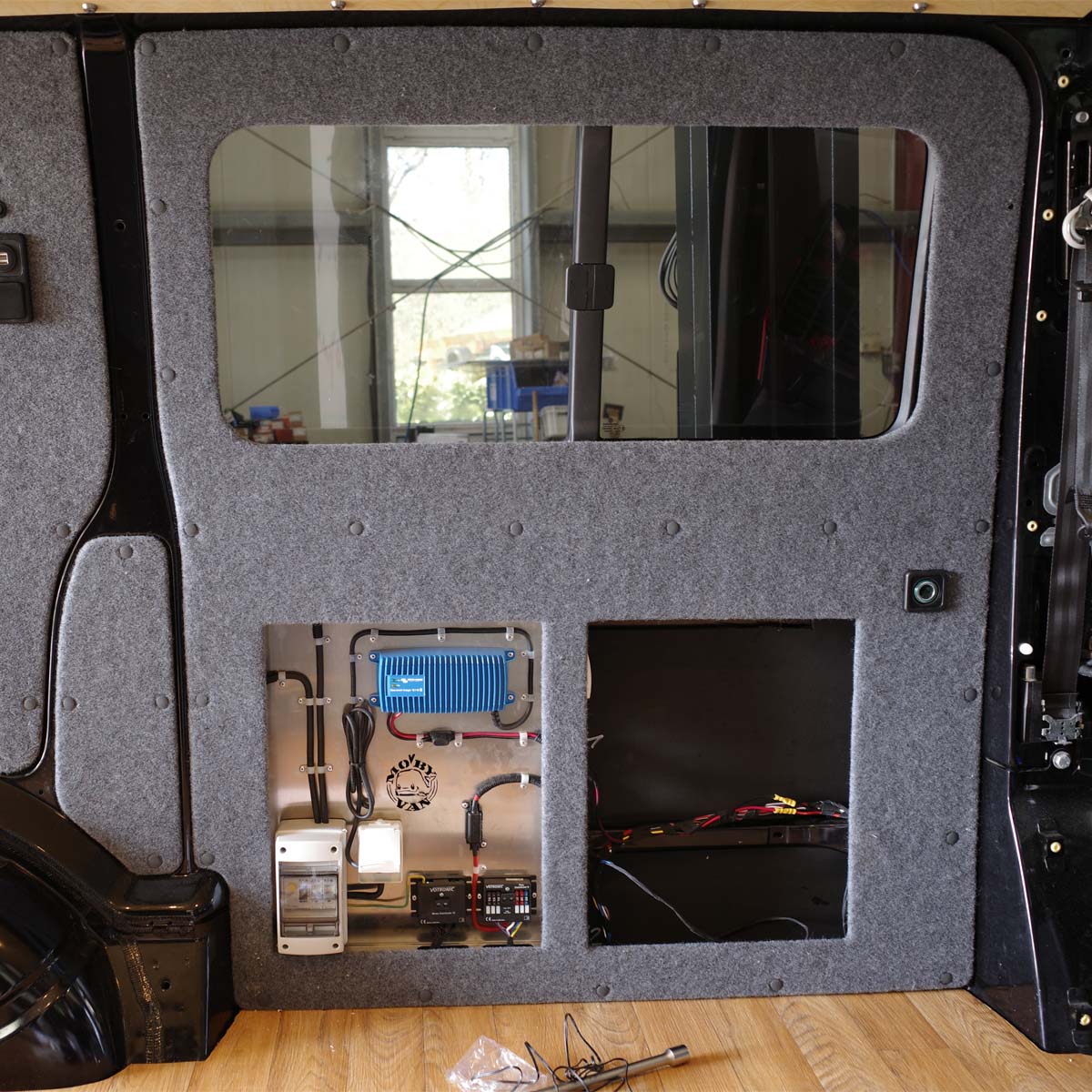 Solution d'intégration de boîte électrique, y compris les composants électriques VW T5-T6.1