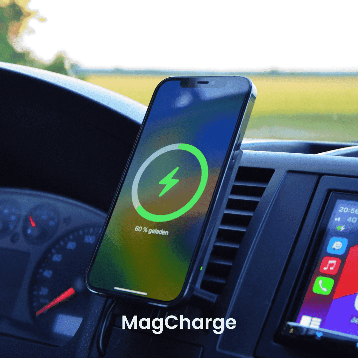 VW T5 Handyhalterung von beev.holder im Auto mit einem Smartphone, das im Halter lädt. Im Hintergrund ein Armaturenbrett.