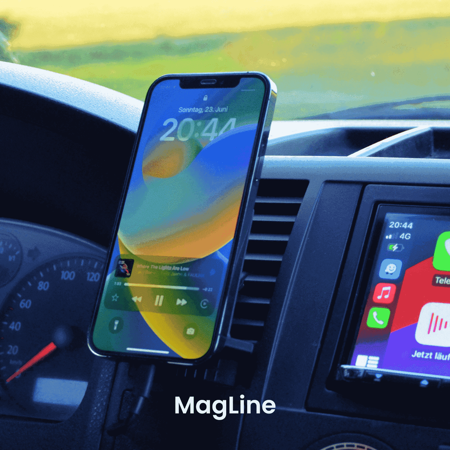 VW T5 Handyhalterung im Auto mit aktiviertem Smartphone-Display, zeigt Uhrzeit und Musik-Player, montiert an Lüftungsgitter.