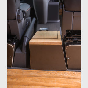 Organizer mit Getränkehaltern im VW T5-T6.1, aus Holz zwischen den Vordersitzen platziert, passend zur Fahrzeugoptik.
