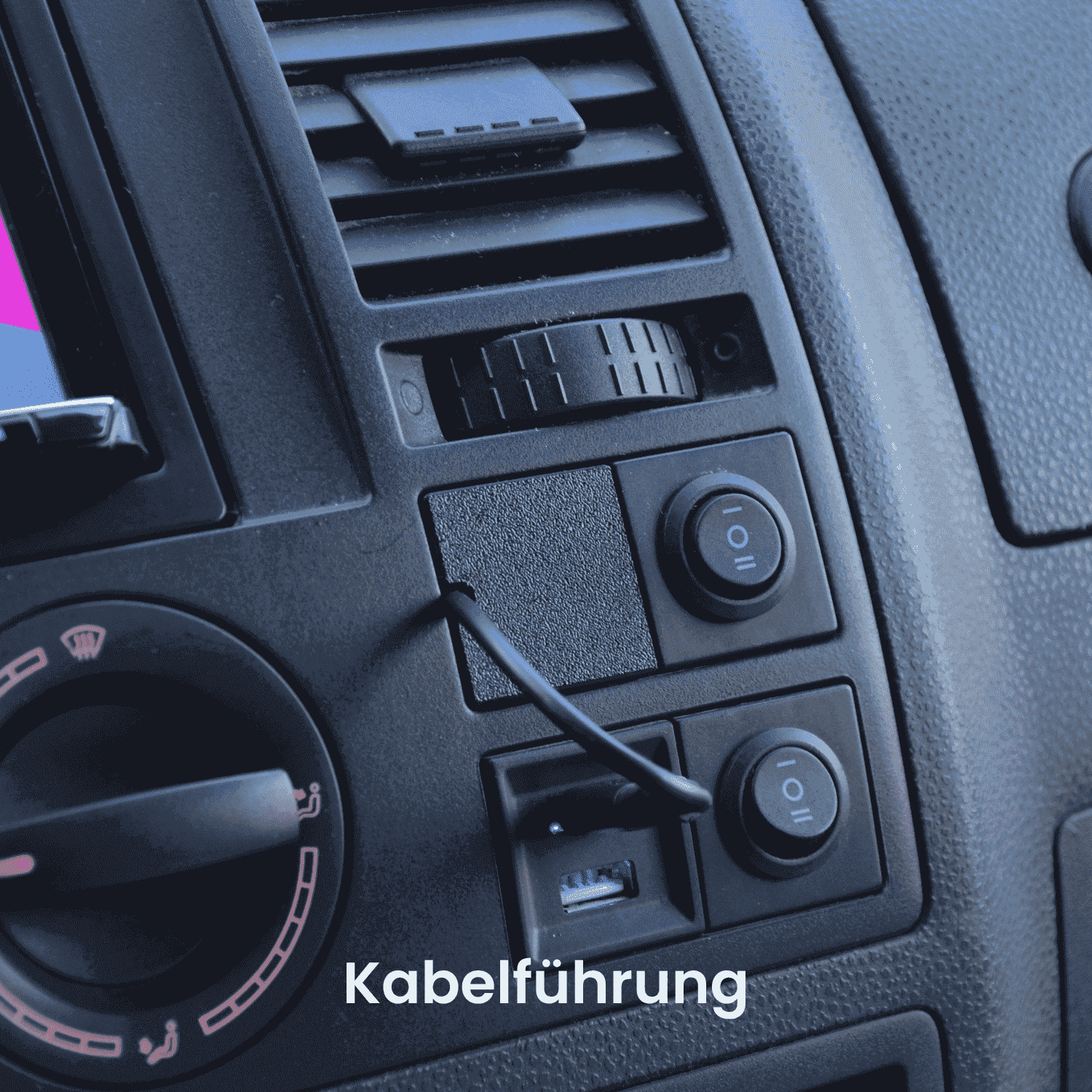 VW T5 Armaturenbrett mit beev.holder Handyhalterung und integrierter Kabelführung, nahe Lüftungsschlitzen installiert.