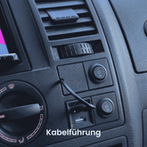 VW T5 Armaturenbrett mit beev.holder Handyhalterung und integrierter Kabelführung, nahe Lüftungsschlitzen installiert.