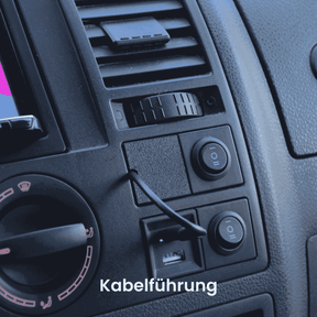 VW T5 Armaturenbrett mit beev.holder Handyhalterung und integrierter Kabelführung, nahe Lüftungsschlitzen installiert.