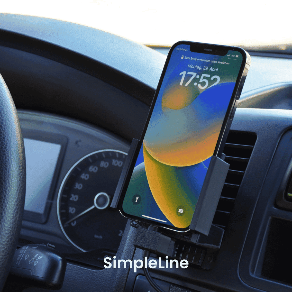 VW T5.2 Handyhalterung im Auto, montiert an Lüftung, hält Smartphone mit angezeigter Uhrzeit, passend fürs Armaturenbrett.