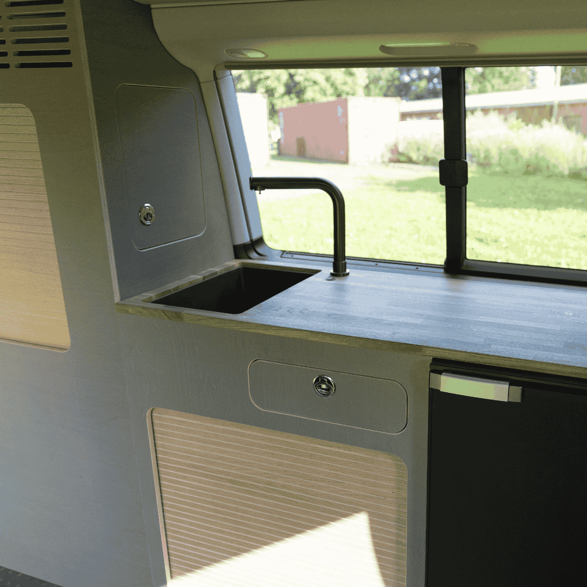 Schranksystem CaliOne VW T5 - T6 California Beach eine Schiebetür rechts