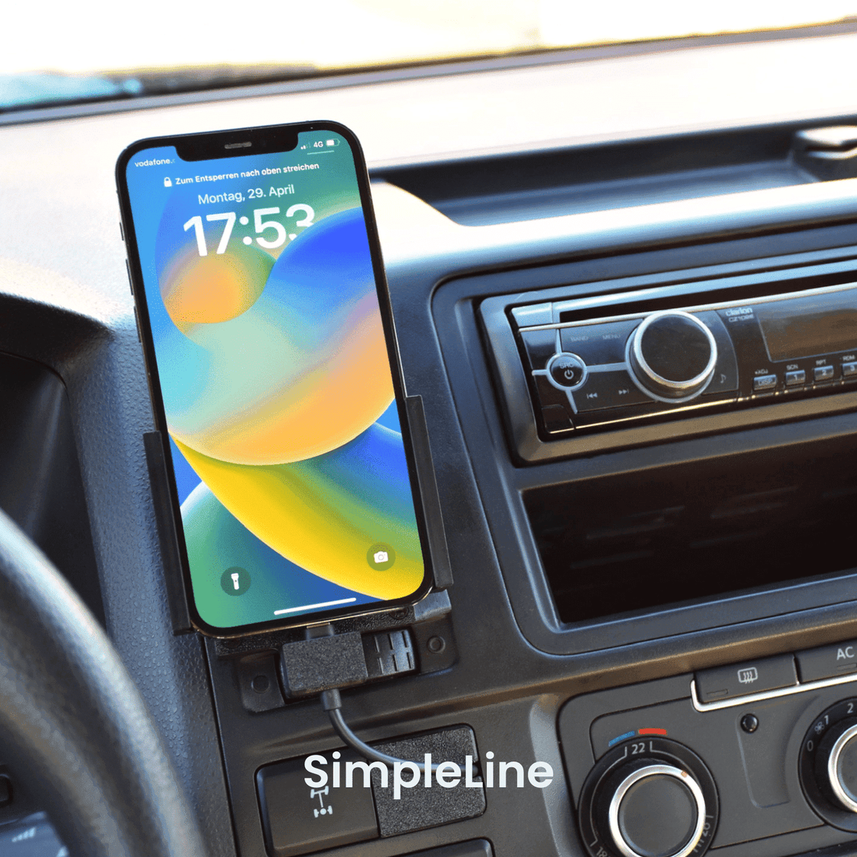 Smartphone in beev.holder VW T5.2 Handyhalterung im Auto, montiert neben Radio und Lüftung, zeigt Home-Bildschirm.