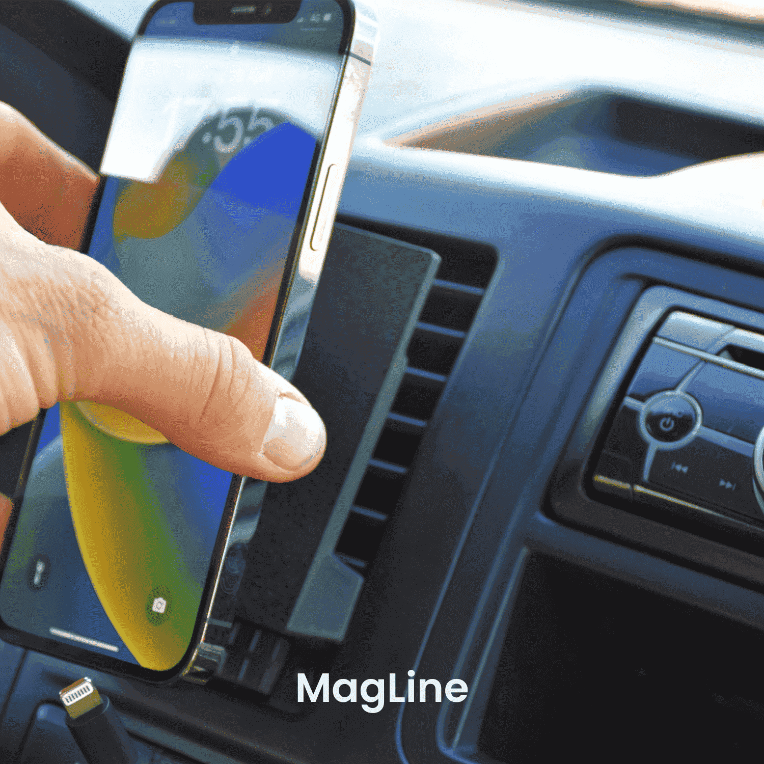 Hand positioniert Smartphone in beev.holder VW T5.2 Handyhalterung an Armaturenbrett für einfache Navigation im Auto.