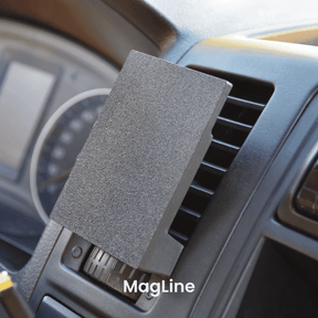 VW T5.2 Handyhalterung von beev.holder, schwarz, montiert auf einem Lüftungsgitter im Auto, robust und funktional designt.