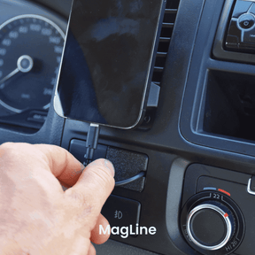 Handy in beev.holder VW T5.2 Autohalterung; Person steckt Ladekabel am Armaturenbrett ein.