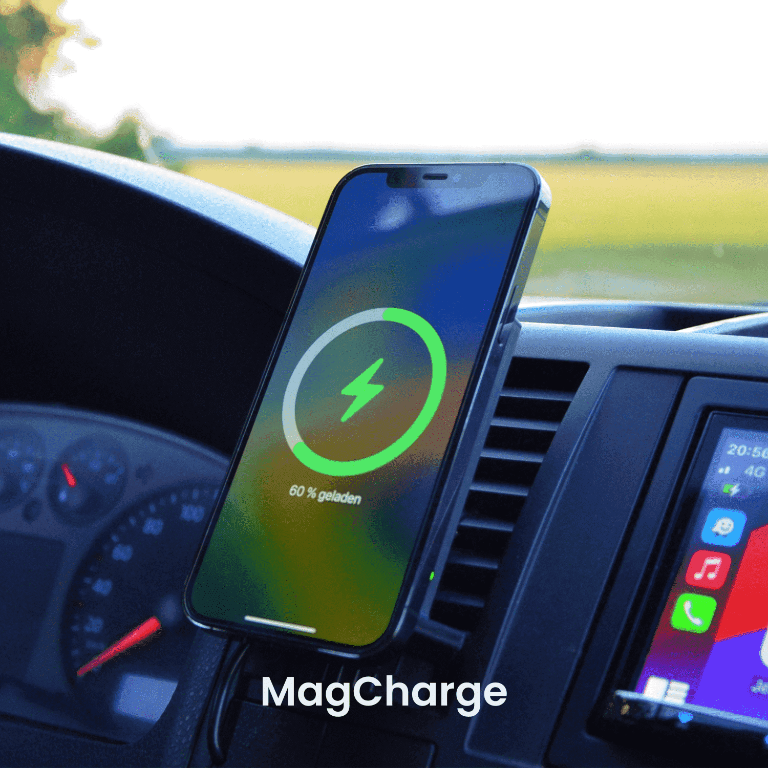 VW T5 Handyhalterung von beev.holder im Auto mit einem Smartphone, das im Halter lädt. Im Hintergrund ein Armaturenbrett.