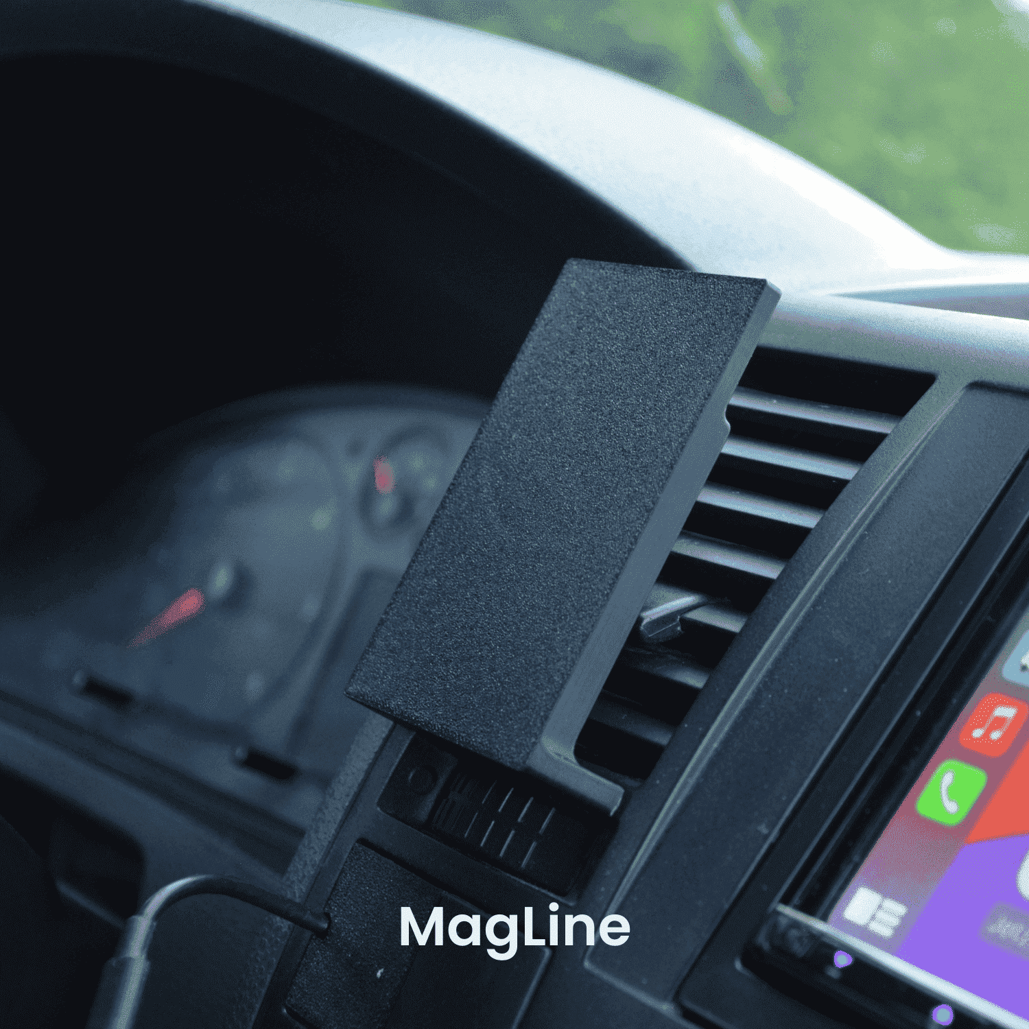 VW T5 Handyhalterung in Schwarz, montiert an Lüftungsschlitzen im Auto, für sicheres Navigieren und praktische Bedienung.