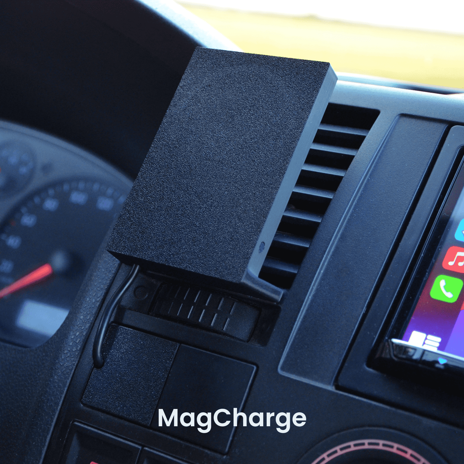 VW T5 Innenraum zeigt beev.holder Handyhalterung, befestigt an Lüftungsschlitzen, bietet sicheren Halt und leichten Zugriff.