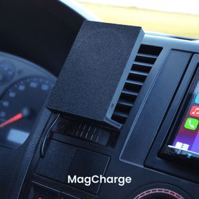 VW T5 Innenraum zeigt beev.holder Handyhalterung, befestigt an Lüftungsschlitzen, bietet sicheren Halt und leichten Zugriff.