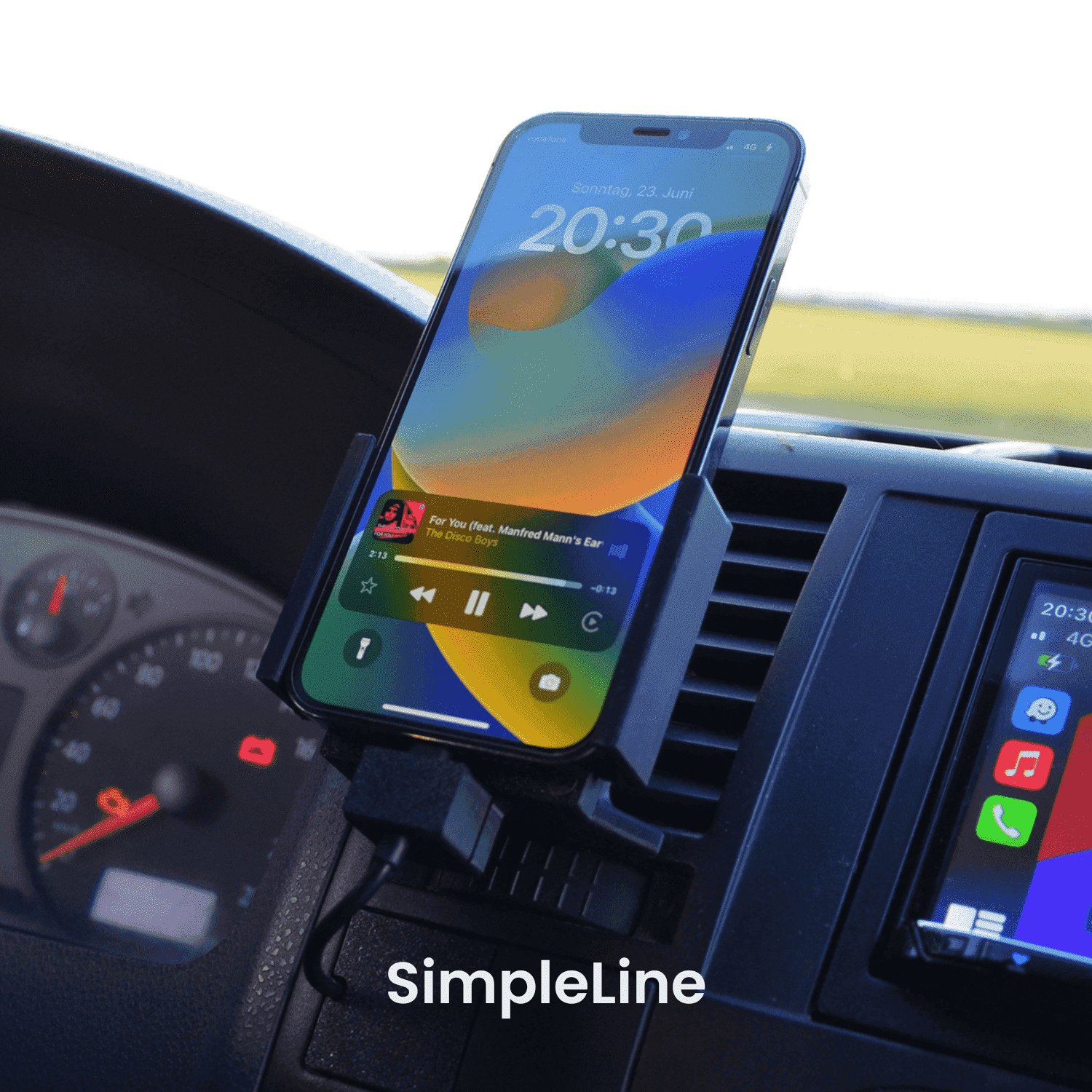 Smartphone in beev.holder VW T5 Handyhalterung, zeigt Navigations- und Musik-App, Armaturenbrett und Lenkrad im Hintergrund.