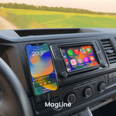 VW T6 Innenraum mit beev.holder Handyhalterung, die ein Smartphone neben dem Armaturenbrett vertikal hält.