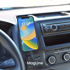 Smartphone in beev.holder VW T5.2 Handyhalterung, montiert am Armaturenbrett, zeigt Uhrzeit 17:56, Autobedienfeld sichtbar.