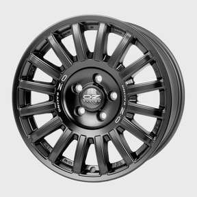 OZ Rally Raid Offroad Felge für VW T5-T6.1, robustes schwarzes Design, markante Speichen, zentrales OZ Racing Emblem.