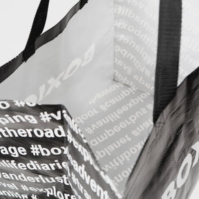 BOXIO BAG Tragetasche innen mit weißen Hashtags und schwarzem Gurtband, Nahaufnahme des robusten Materials und Innenfutter