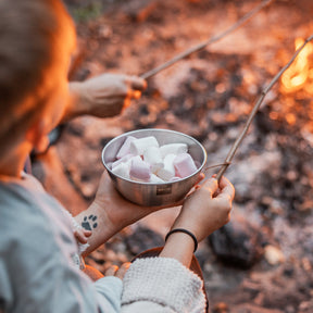 BOXIO COOK UP Metallschüssel mit Marshmallows am Lagerfeuer mit Händen und Stock zum Rösten vor Flammen