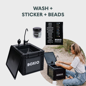 BOXIO KITCHEN PLUS mobile Outdoorküche mit Waschbecken, Pumpe, Beads-Glas und Stickerbogen, Frau spült draußen Geschirr