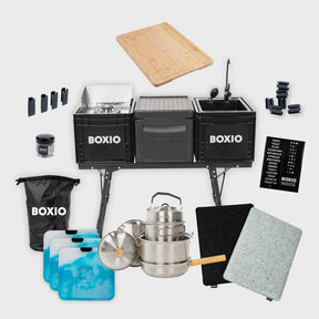 BOXIO KITCHEN PLUS mobile Outdoorküche mit Stehhöhe, Holzbrett, Spüle, Gaskocher, Töpfe, Zubehör und Tragebeutel