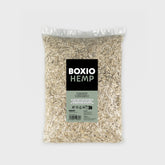 Transparenter Beutel mit BOXIO HEMP Hanfstreu, hellen Holzspänen, schwarzem Etikett und Produktangaben, 5,6 Liter ჩან