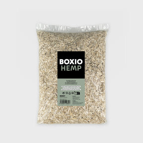 Transparenter Beutel mit BOXIO HEMP Hanfstreu, hellen Holzspänen, schwarzem Etikett und Produktangaben, 5,6 Liter ჩან