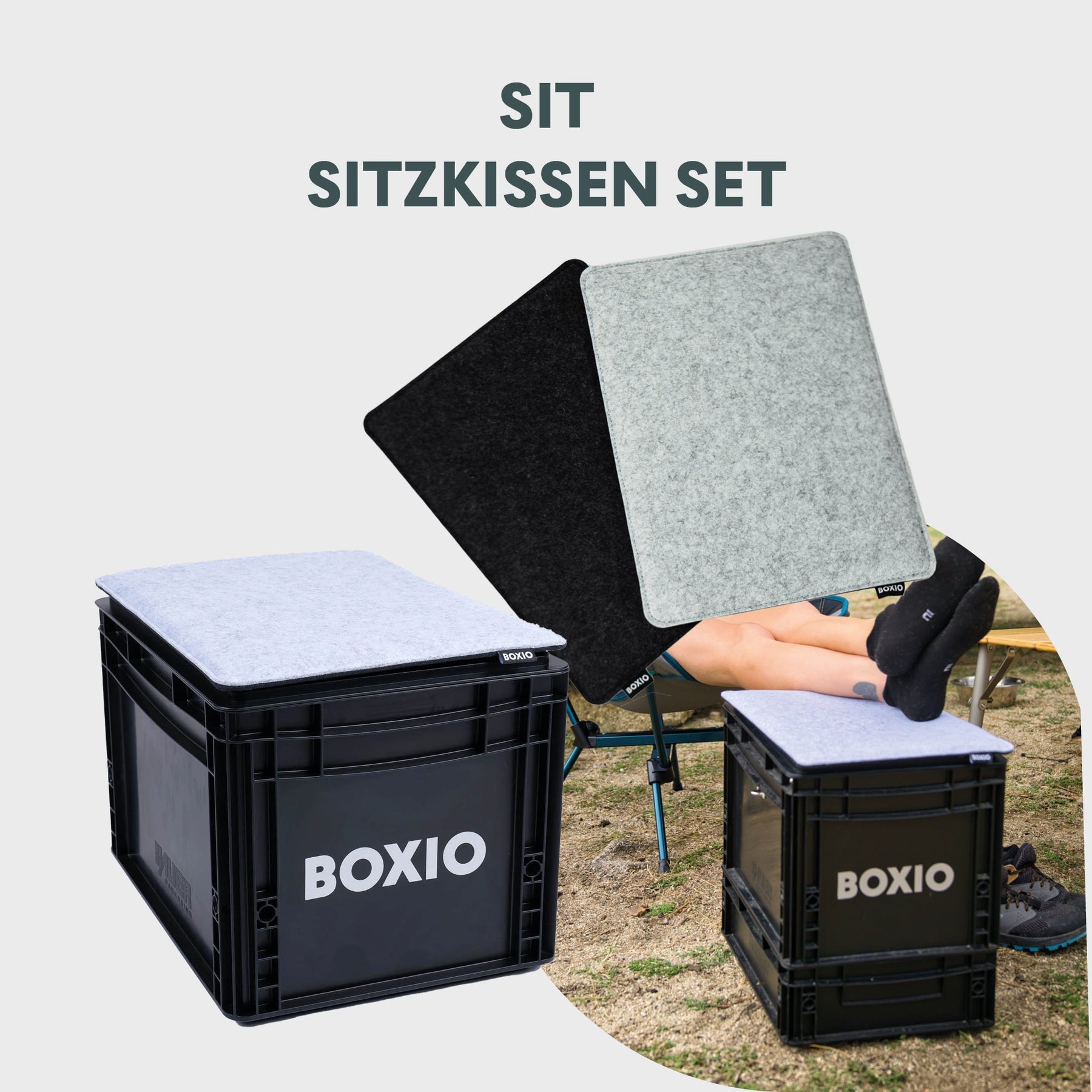 BOXIO SIT Sitzkissen Set für mobiles Badezimmer mit zwei grauen Sitzpolstern auf schwarzen Boxen im Campingbereich